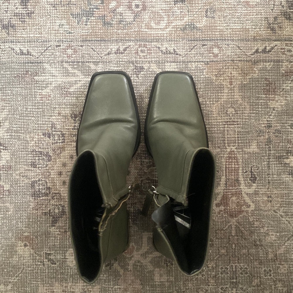 ZARA moss green leather boot
Purchased in London Zara